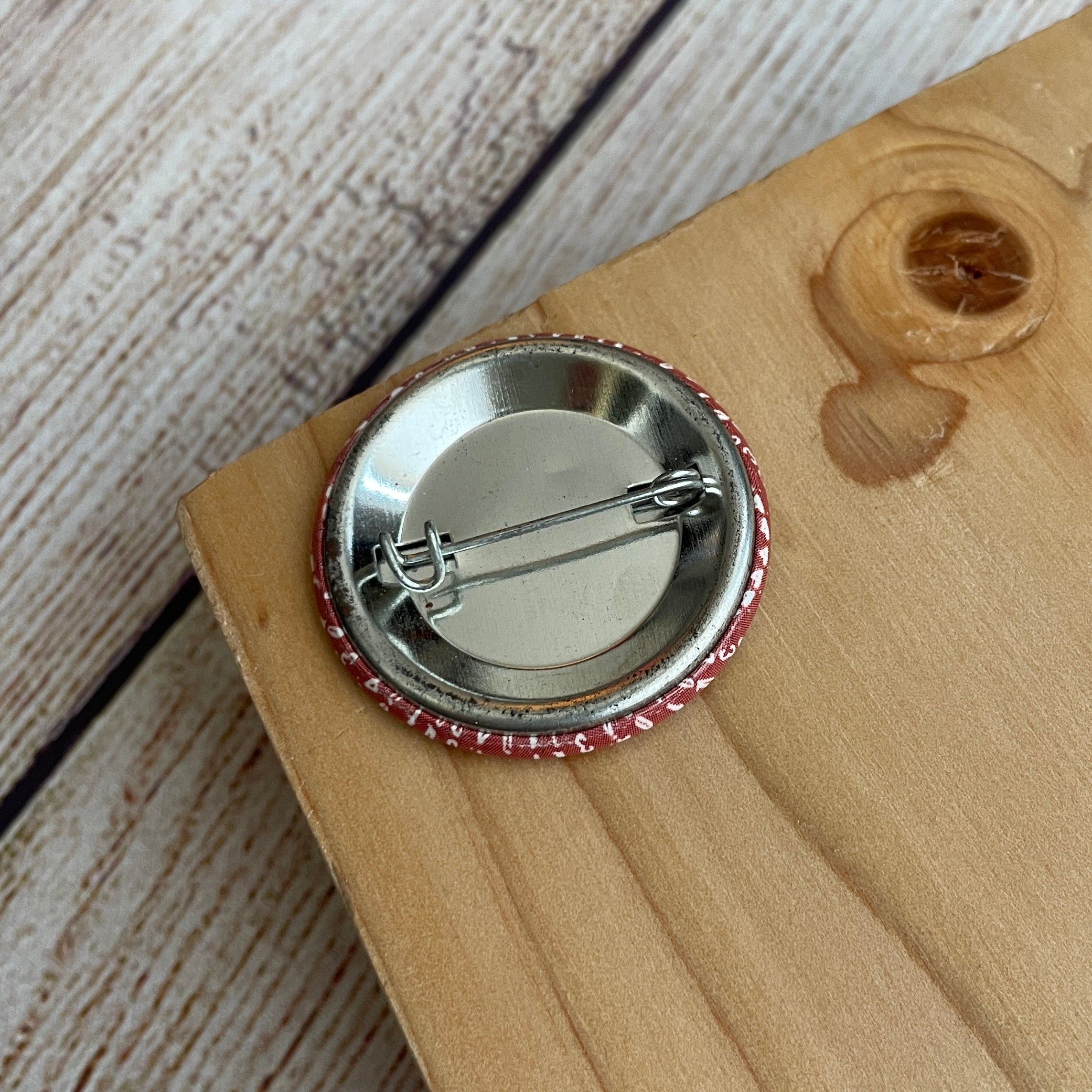 Q 104.3 BUSH VTG Radio Station Button