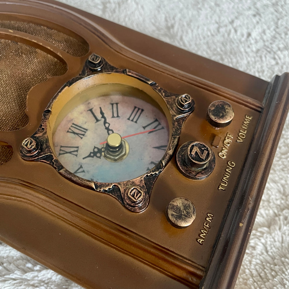 Home Interiors Vintage Inspired Radio Desk Clock